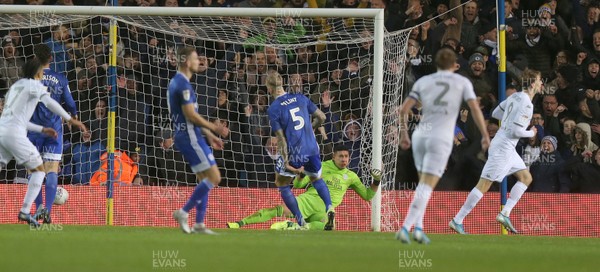 141219 - Leeds Utd v Cardiff City - Sky Bet Championship -  Goalkeeper Neil Etheridge of Cardiff can't stop the 2nd goal from Leeds scored by Patrick Bamford (R)