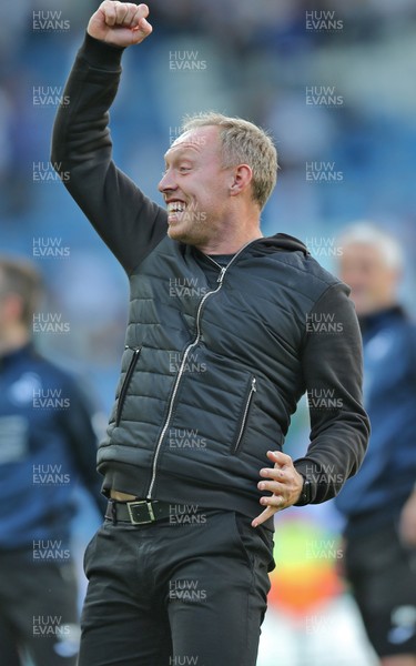 310819 - Leeds United v Swansea City - Sky Bet Championship -  Manager Steve Cooper  of Swansea salutes the fans at the end of the game