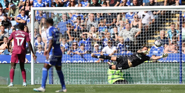 190823 - Leicester City v Cardiff City - Sky Bet Championship - Goalkeeper Jak Alnwick of Cardiff makes great save in 1st half