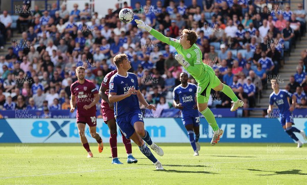 190823 - Leicester City v Cardiff City - Sky Bet Championship - Goalkeeper Danny Ward of Leicester City saves in the 2nd half from Cardiff attack