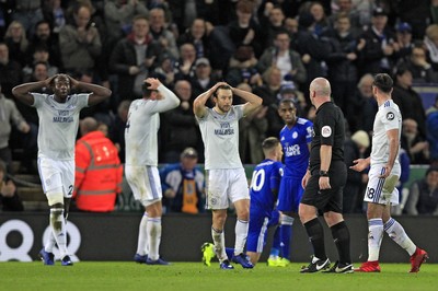 291218 - Leicester City v Cardiff City, Premier League - Referee Simon Hooper awards a penalty to Leicester City as Cardiff City players protest