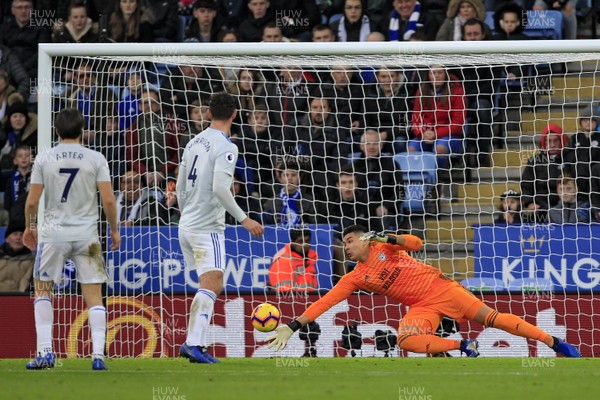 291218 - Leicester City v Cardiff City, Premier League - Neil Etheridge of Cardiff City gets down to make a save