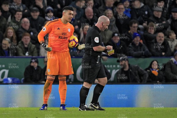 291218 - Leicester City v Cardiff City, Premier League - Referee Simon Hooper shows the yellow card to Neil Etheridge of Cardiff City