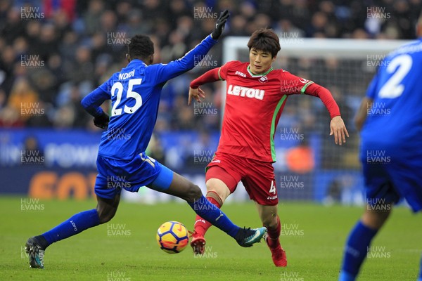 030218 - Leicester City v Swansea City, Premier League - Ki Sung-Yueng of Swansea City (right) in action with Wilfred Ndidi of Leicester City
