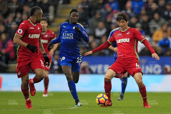 030218 - Leicester City v Swansea City, Premier League - Ki Sung Yueng of Swansea City (right) in action with Wilfred Ndidi of Leicester City (centre)