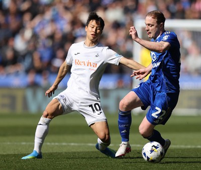 110426 - Leicester City v Swansea City - Sky Bet Championship - Eom Ji-sung of Swansea and Oliver Skipp of Leicester