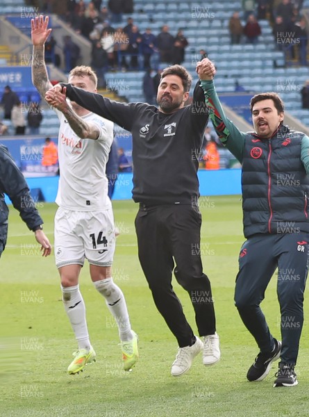 110426 - Leicester City v Swansea City - Sky Bet Championship - Swansea applaud the travelling fans with Swansea Head Coach Vitor Matos