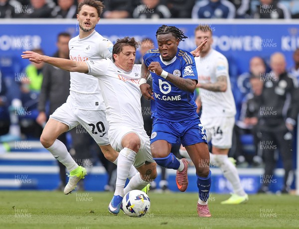 110426 - Leicester City v Swansea City - Sky Bet Championship - Goncalo Franco of Swansea clashes with Abdul Fatal of Leicester