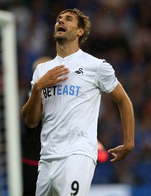 270816 - Leicester City v Swansea City - Premier League - A frustrated Fernando Llorente of Swansea City