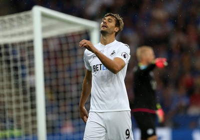 270816 - Leicester City v Swansea City - Premier League - A frustrated Fernando Llorente of Swansea City