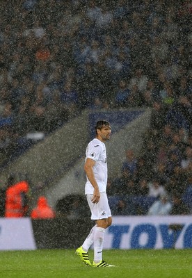 270816 - Leicester City v Swansea City - Premier League - Fernando Llorente of Swansea City battles the rain