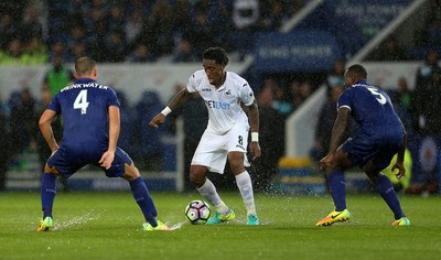 270816 - Leicester City v Swansea City - Premier League - Leroy Fer of Swansea City is put under pressure by Daniel Drinkwater and Wes Morgan of Leicester