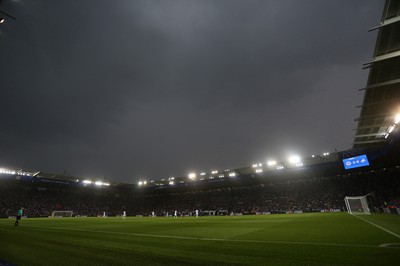 270816 - Leicester City v Swansea City - Premier League - Torrential rain falls during the match