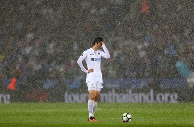 270816 - Leicester City v Swansea City - Premier League - Dejected Ki Sung-Yueng of Swansea City in the torrential rain