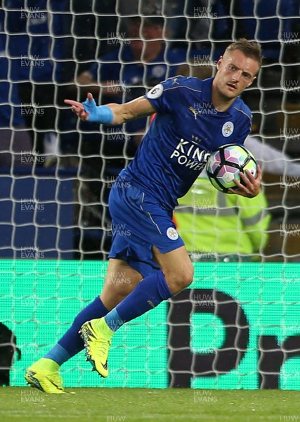 270816 - Leicester City v Swansea City - Premier League - Jamie Vardy of Leicester celebrates scoring a goal