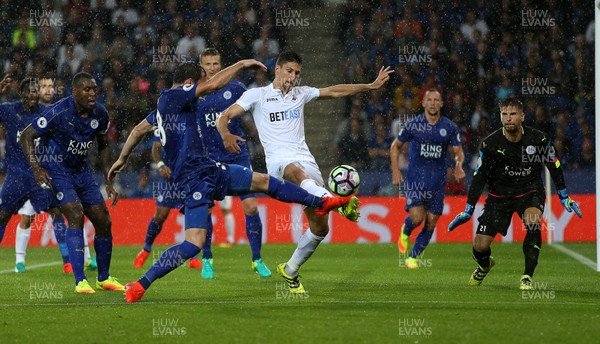 270816 - Leicester City v Swansea City - Premier League - Federico Fernandez of Swansea City can't get the ball past Christian Fuchs of Leicester