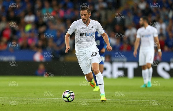 270816 - Leicester City v Swansea City - Premier League - Gylfi Sigurdsson of Swansea City