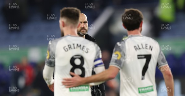 300124 - Leicester City v Swansea City - Sky Bet Championship - Head Coach Luke Williams  of Swansea gives Matt Grimes of Swansea and Joe Allen of Swansea a glare at the end of the match