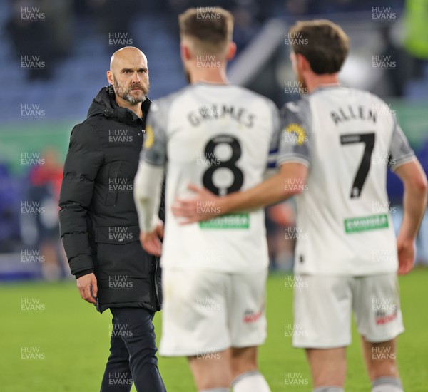 300124 - Leicester City v Swansea City - Sky Bet Championship - Head Coach Luke Williams  of Swansea glares at Joe Allen of Swansea and Matt Grimes of Swansea at the end of the match