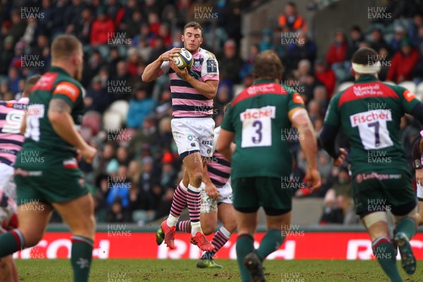 270118 - Leicester Tigers v Cardiff Blues - Anglo-Welsh Cup - Round 3 -  Steven Shingler of Cardiff Blues takes a looped pass 