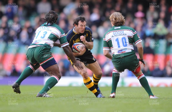 22.03.08 - Leicester v London Wasps - EDF Energy Cup Semi Final - Wasps' Fraser Waters takes on Leicester's Seru Rabeni and Andy Goode(R) 