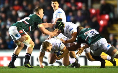 200123 - Leicester Tigers v Ospreys - Heineken Champions Cup - Jac Morgan of Ospreys takes on Tommy Reffell and Olly Cracknell of Leicester