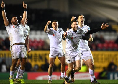 200123 - Leicester Tigers v Ospreys - Heineken Champions Cup - Alex Cuthbert of Ospreys celebrates at the final whistle with team mates