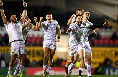 200123 - Leicester Tigers v Ospreys - Heineken Champions Cup - Alex Cuthbert of Ospreys celebrates at the final whistle with team mates