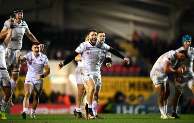 200123 - Leicester Tigers v Ospreys - Heineken Champions Cup - Alex Cuthbert of Ospreys celebrates at the final whistle with team mates