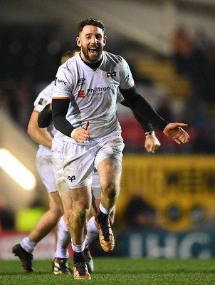 200123 - Leicester Tigers v Ospreys - Heineken Champions Cup - Alex Cuthbert of Ospreys celebrates at the final whistle with team mates