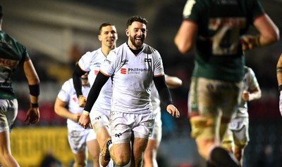 200123 - Leicester Tigers v Ospreys - Heineken Champions Cup - Alex Cuthbert of Ospreys celebrates at the final whistle with team mates