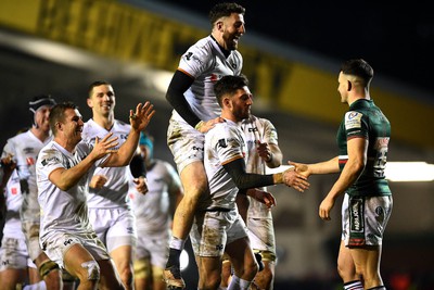 200123 - Leicester Tigers v Ospreys - Heineken Champions Cup - Alex Cuthbert of Ospreys celebrates at the final whistle with team mates