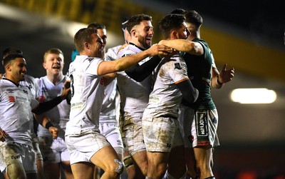 200123 - Leicester Tigers v Ospreys - Heineken Champions Cup - Alex Cuthbert of Ospreys celebrates at the final whistle with team mates