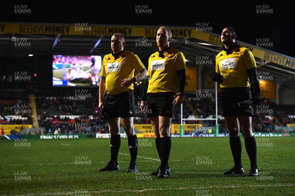 200123 - Leicester Tigers v Ospreys - Heineken Champions Cup - Referee Tual Trainini watches a TMO screen