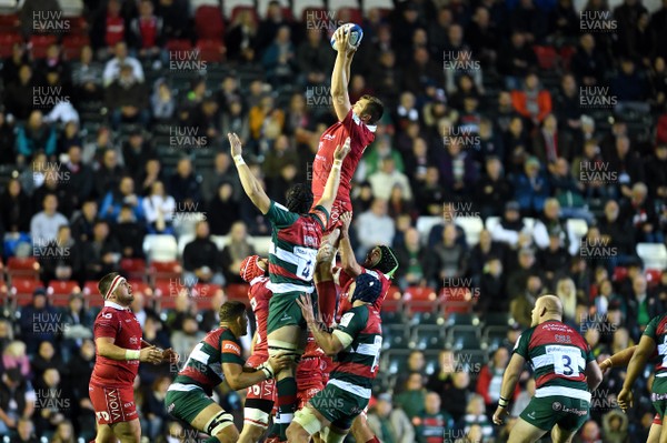 191018 - Leicester Tigers v Scarlets - European Rugby Champions Cup - David Bulbring of Scarlets takes line out ball