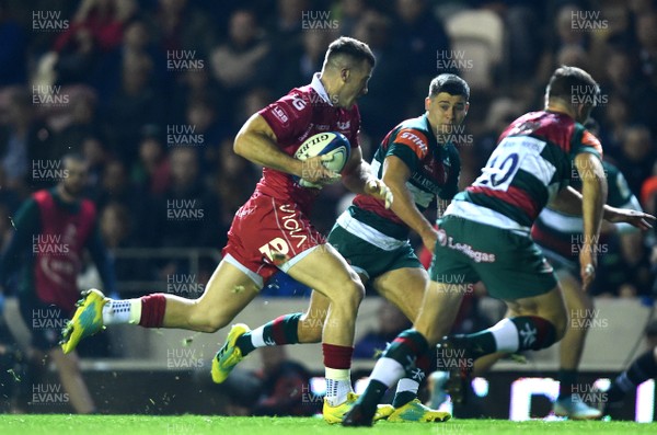 191018 - Leicester Tigers v Scarlets - European Rugby Champions Cup - Gareth Davies of Scarlets runs through to score try