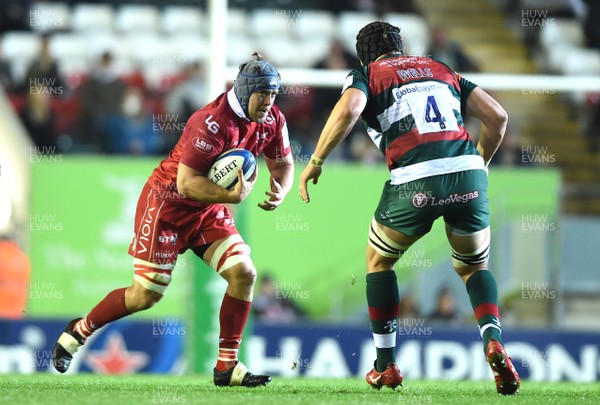 191018 - Leicester Tigers v Scarlets - European Rugby Champions Cup - Will Boyde of Scarlets takes on Harry Wells of Leicester Tigers