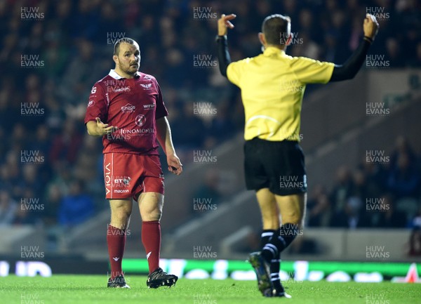 191018 - Leicester Tigers v Scarlets - European Rugby Champions Cup - Ken Owens of Scarlets talks to Referee Romain Poite