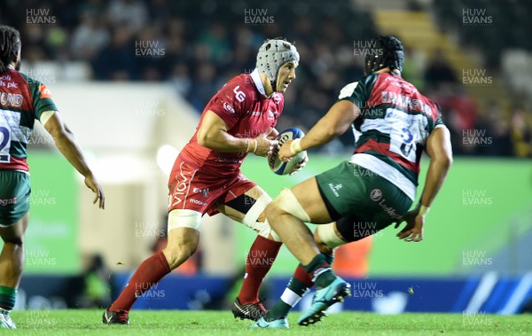 191018 - Leicester Tigers v Scarlets - European Rugby Champions Cup - Jonathan Davies of Scarlets takes on Sione Kalamafoni of Leicester Tigers