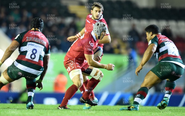 191018 - Leicester Tigers v Scarlets - European Rugby Champions Cup - Jonathan Davies of Scarlets takes on Tatafu Polota-Nau of Leicester Tigers
