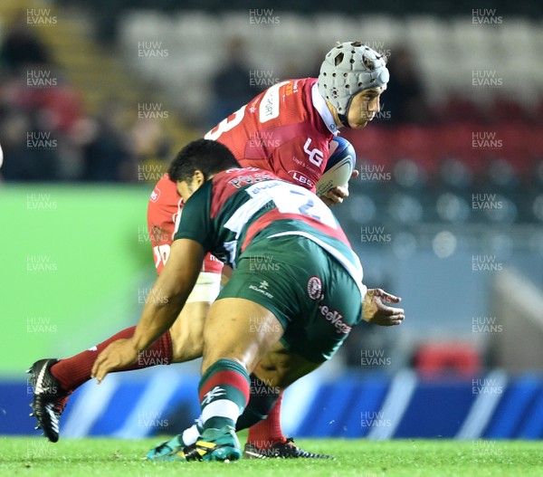 191018 - Leicester Tigers v Scarlets - European Rugby Champions Cup - Jonathan Davies of Scarlets takes on Tatafu Polota-Nau of Leicester Tigers