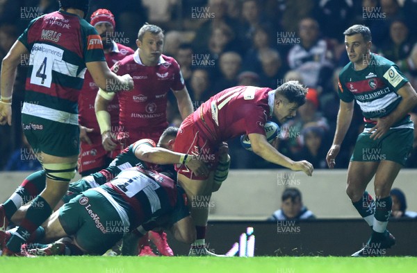 191018 - Leicester Tigers v Scarlets - European Rugby Champions Cup - Steff Evans of Scarlets is tackled by Greg Bateman of Leicester Tigers