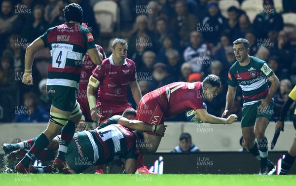 191018 - Leicester Tigers v Scarlets - European Rugby Champions Cup - Steff Evans of Scarlets is tackled by Greg Bateman of Leicester Tigers