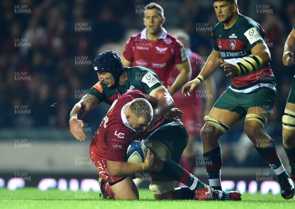 191018 - Leicester Tigers v Scarlets - European Rugby Champions Cup - Samson Lee of Scarlets is tackled by Will Spencer of Leicester Tigers