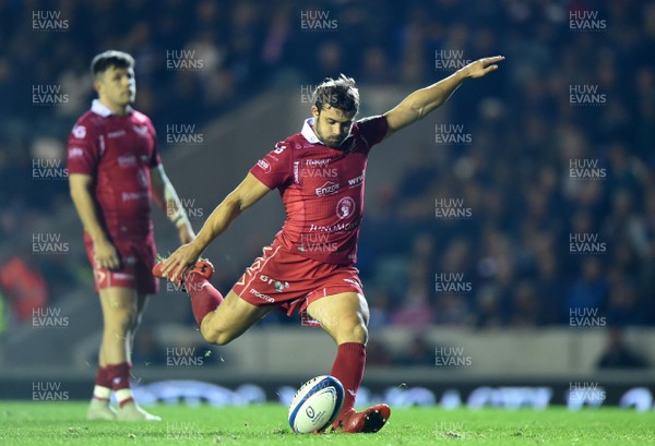 191018 - Leicester Tigers v Scarlets - European Rugby Champions Cup - Leigh Halfpenny of Scarlets kicks at goal