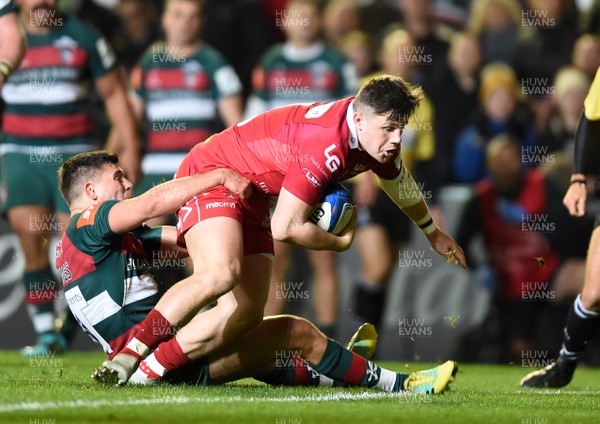 191018 - Leicester Tigers v Scarlets - European Rugby Champions Cup - Steff Evans of Scarlets scores try