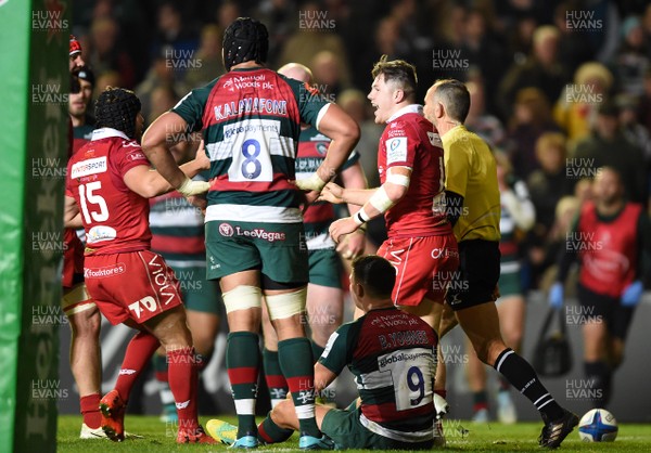 191018 - Leicester Tigers v Scarlets - European Rugby Champions Cup - Steff Evans of Scarlets celebrates scoring try