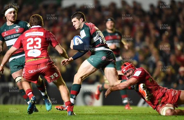 191018 - Leicester Tigers v Scarlets - European Rugby Champions Cup - Jonah Holmes of Leicester Tigers is tackled by Josh MacLeod of Scarlets