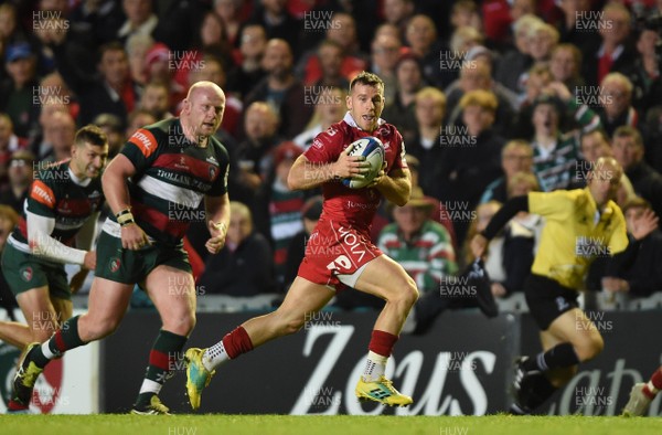 191018 - Leicester Tigers v Scarlets - European Rugby Champions Cup - Gareth Davies of Scarlets gets into space