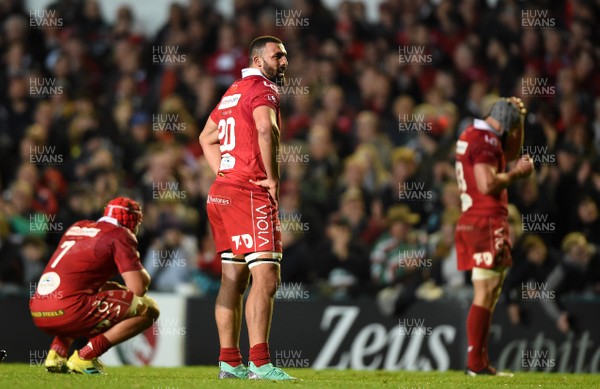 191018 - Leicester Tigers v Scarlets - European Rugby Champions Cup - Uzair Cassiem of Scarlets looks dejected